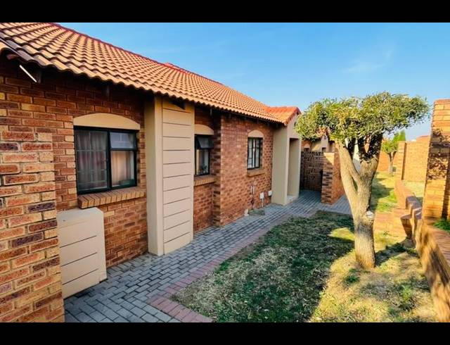 2 BEDROOM PROPERTY TO RENT IN MONAVONI